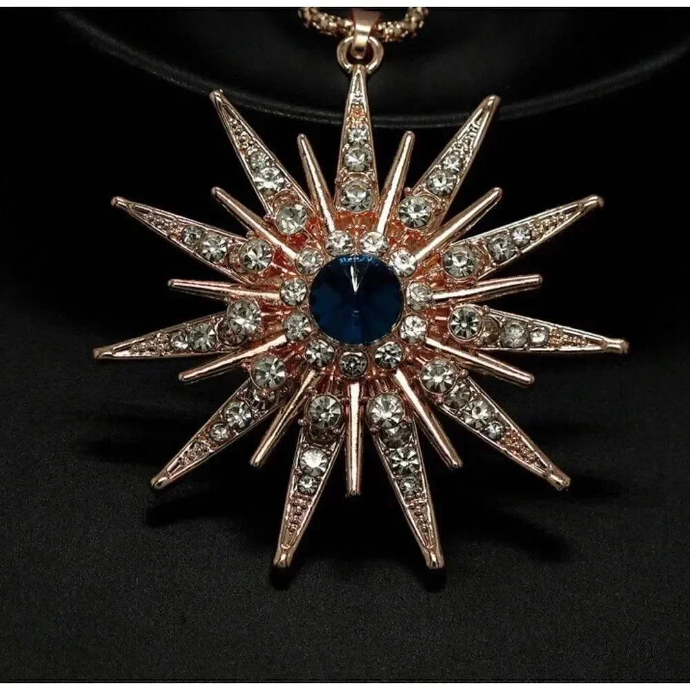 🔥 Betsey Johnson stunning crystal embellished starburst pendant necklace 🔥